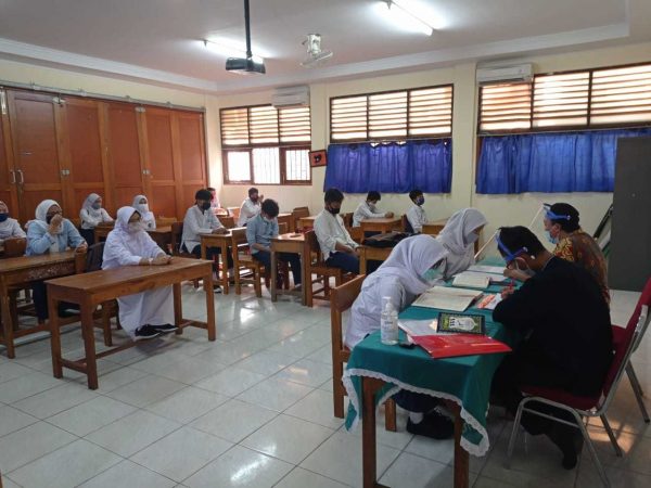 PEMBAGIAN RAPOR DIMASA PANDEMI